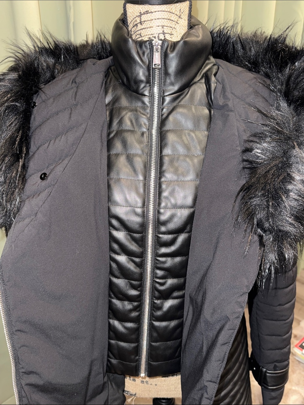 Guess Black Quilted Hooded Puffer Coat with Faux Fur Trim - WORN TWICE - Picture 6 of 9